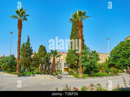 La végétation luxuriante de Bagh-e Melli jardin entoure les bâtiments du ministère des Affaires étrangères, Téhéran, Iran. Banque D'Images