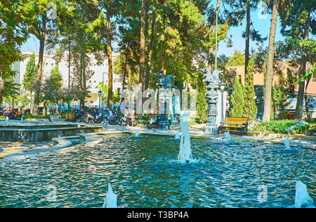 Téhéran, Iran - 25 octobre 2017 : Vous pourrez vous détendre dans le parc pittoresque Moallem avec fontaine, arbres et des colonnes de Perse, décoré avec une double tête de bull Banque D'Images