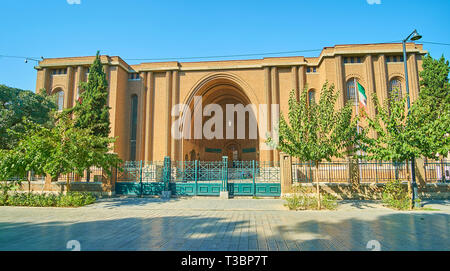 L'édifice de brique Musée de Ancinet Iran - la partie de Musée National d'Iran, décoré de motifs géométriques et de secours entrée voûtée pittoresque Banque D'Images