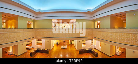 Téhéran, Iran - 25 octobre 2017 : La grande salle du musée de l'ère islamique avec décoration calligraphique et de nombreuses chambres avec des objets conservés d'un Banque D'Images