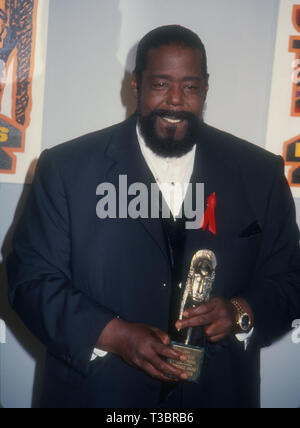 LOS ANGELES, CA - le 15 mars : la chanteuse Barry White assiste à la huitième assemblée annuelle Soul Train Music Awards le 15 mars 1994 au Shrine Auditorium à Los Angeles, Californie. Photo de Barry King/Alamy Stock Photo Banque D'Images