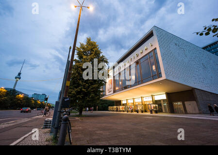 Berlin. L'Allemagne. Kino International Cinema sur Karl Marx Allee. Conçu par Josef Kaiser et Heinz Aust, ouvert en 1963. Banque D'Images