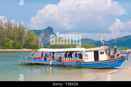 Prendre les gens sur le bateau de plongée, Hat Noppharat Thara, province de Krabi, Thaïlande Banque D'Images