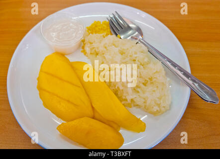 Mango sticky rice, marché de produits frais, la ville de Krabi, Thaïlande Banque D'Images