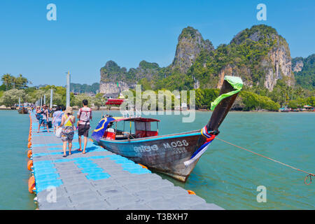 East Railay Railay, jetée flottante, province de Krabi, Thaïlande Banque D'Images