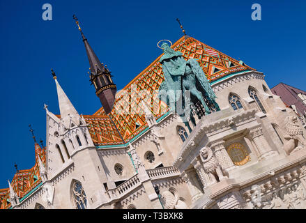 La Hongrie, Budapest, l'église Matthias, Détail de la majolique colorée des tuiles du toit avec la statue de Saint Stephen fondateur de l'Etat hongrois à cheval. Banque D'Images