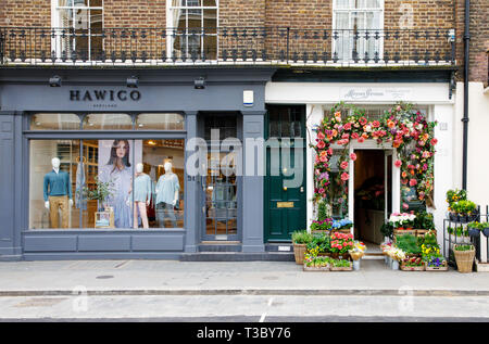 Londres, Royaume-Uni - 27 mars 2017 : un fleuriste est décorée de fleurs sur Elisabeth Street élégant. Situé à côté de Chelsea, cette partie de ce Banque D'Images