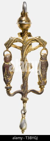 Un pendentif gothique, l'allemand, 2ème moitié du 15ème siècle finement travaillée pendentif argent doré. La figure du Christ crucifié sur une croix de branches étroitement conçu, flanqué de St Jean l'Evangéliste et la Vierge avec halo. Le haut avec une boucle de suspension, le fond décoré d'un ornement souple. Dorure partiellement usés. Hauteur 8,2 cm, poids 21,3 g., historique, historique du 15e siècle, Artisanat, Artisanat, Artisanat, objet, objets, alambics, clipping, coupures, cut out, cut-out, cut-outs, beaux-arts, art, artistique, Additional-Rights Clearance-Info-Not-Available- Banque D'Images