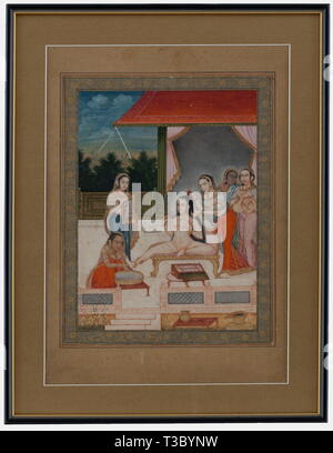 Une grande miniature indienne, l'Inde, Lucknow, 18e siècle Gouache sur papier. Un légèrement vêtus, femme indienne, assis sous un baldaquin, faire sa toilette, entouré par cinq fonctionnaires de sexe féminin. Or, entourant la frontière floral. Dans un mont et encadré sous verre. Dimensions encadrée 37,5 x 49 cm., historique, historique du 18e siècle, objet, objets, alambics, clipping, coupures, cut out, cut-out, cut-outs, Peinture, peintures, photo dans l'image, photos, encadrés, illustrations,-Additional-Rights Clearance-Info-Not-Available Banque D'Images