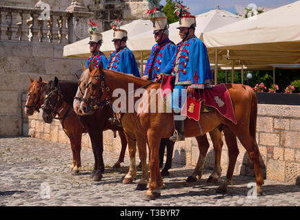 Hongrie, Budapest, hussards hongrois groupe traditionnel en uniforme à cheval au château de Buda se présentant comme une attraction touristique. Banque D'Images