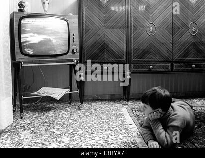 Enfant à regarder la télévision, 1966 Banque D'Images