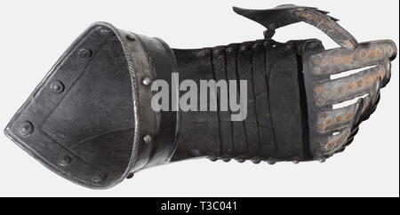 Une paire de noir et blanc allemand gantelets fingered, vers 1580 métacarpe articulé de cinq lames avec fusée câblés protection. Doigt articulé à charnière de défense et les plaques du pouce. Jeu de parements en pointe avec tourné sous l'emplacement délimité et edge. Un manège militaire composée de trois points à la périphérie. Longueur 35 cm., historique, historique du 16ème siècle, les armes de défense, d'armes, d'armes, l'arme, le bras, appareil de combat, objet, objets, alambics, clipping, coupures, cut out, cut-out, cut-outs, ustensile, pièce de l'équipement, les ustensiles, le placage, blindage, Additional-Rights Clearance-Info,--Not-Available Banque D'Images