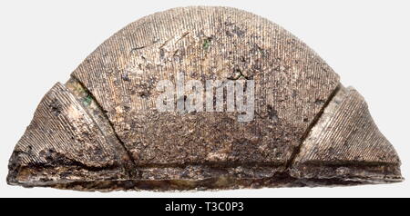 Une épée incrustée d'argent pommeau, période Viking, dans le Nord de l'Europe 9ème/10ème siècle pommeau fer creux, rainurés sur les côtés. Fil d'argent fine marqueterie sur toute la surface. Plaque manquante. Découverte archéologique nettoyé. 3,5 cm de hauteur. Largeur 7,5 cm., historique, historique 10e siècle, 9e siècle, l'épée, des épées, des armes, d'armes, l'arme, le bras, appareil de combat, militaire, militaria, objet, objets, alambics, clipping, coupures, cut out, cut-out, cut-outs, arme de mêlée, armes de mêlée, Additional-Rights Clearance-Info-métal,-Not-Available Banque D'Images