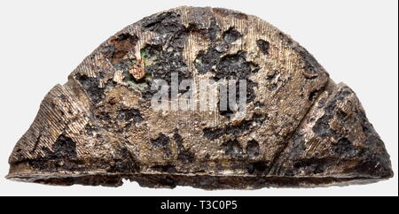 Une épée incrustée d'argent pommeau, période Viking, dans le Nord de l'Europe 9ème/10ème siècle pommeau fer creux, rainurés sur les côtés. Fil d'argent fine marqueterie sur toute la surface. Plaque manquante. Découverte archéologique nettoyé. 3,5 cm de hauteur. Largeur 7,5 cm., historique, historique 10e siècle, 9e siècle, l'épée, des épées, des armes, d'armes, l'arme, le bras, appareil de combat, militaire, militaria, objet, objets, alambics, clipping, coupures, cut out, cut-out, cut-outs, arme de mêlée, armes de mêlée, Additional-Rights Clearance-Info-métal,-Not-Available Banque D'Images