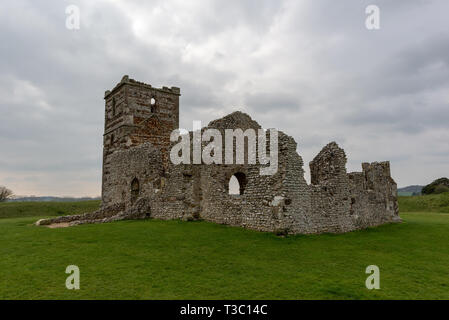 Ruine de pierre du 12ème siècle et de silex Knowlton Church, Wimborne, Dorset, UK, une église normande avec ses environs terrassement néolithique henge. Banque D'Images