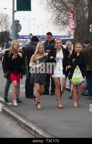 Les femmes s'habillent pour une journée sur un 1er jour froid et humide à la Réunion nationale 2019 Grand Aintree Banque D'Images