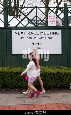 Les femmes s'habillent pour une journée sur un 1er jour froid et humide à la Réunion nationale 2019 Grand Aintree Banque D'Images