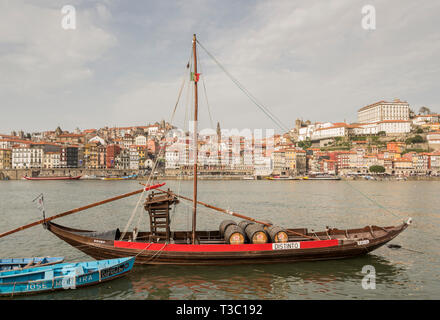 Les bateaux traditionnels utilisés pour transporter la précieuse cargaison de barils de port sur la rivière Douro, à Porto, Portugal Banque D'Images