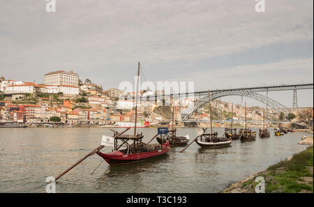 Les bateaux traditionnels utilisés pour transporter la précieuse cargaison de barils de port sur la rivière Douro, à Porto, Portugal Banque D'Images