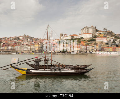 Les bateaux traditionnels utilisés pour transporter la précieuse cargaison de barils de port sur la rivière Douro, à Porto, Portugal Banque D'Images