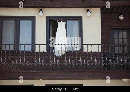 Belle robe de mariage pendaison outdoor Banque D'Images