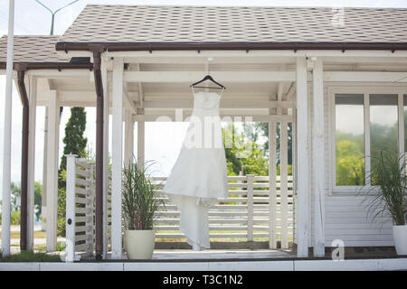 Belle robe de mariage pendaison outdoor Banque D'Images