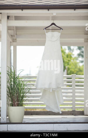 Belle robe de mariage pendaison outdoor Banque D'Images