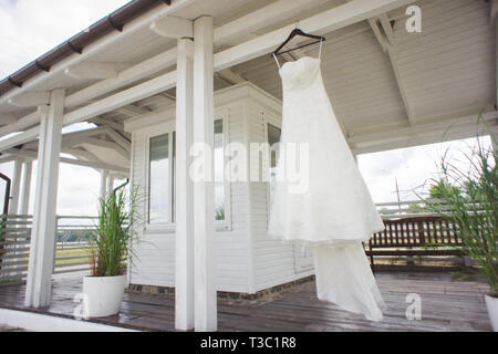 Belle robe de mariage pendaison outdoor Banque D'Images