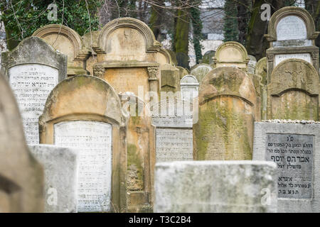 Cracovie, Pologne - 22 mars 2019 - Les pierres tombales sur le nouveau cimetière juif de Cracovie, Pologne Banque D'Images