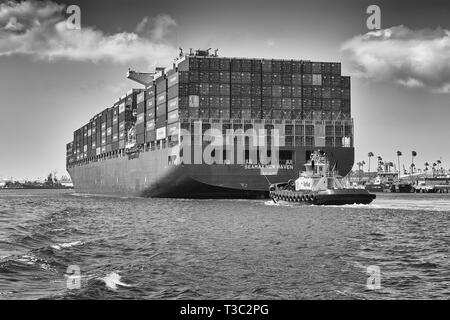 Moody Black & White image du porte-conteneurs, SEAMAX NEW HAVEN, entrant dans le canal principal de Los Angeles dans le port de Los Angeles, Californie, États-Unis. Banque D'Images
