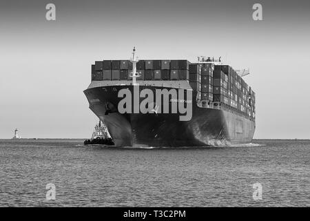 Image en noir et blanc du porte-conteneurs, SEAMAX NEW HAVEN, entrant dans le canal principal de Los Angeles dans le port de Los Angeles, Californie, États-Unis Banque D'Images