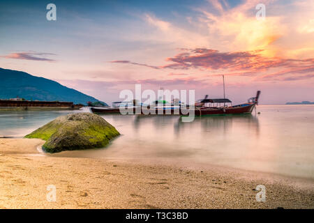 Coucher du soleil sur la plage de couleur avec long tail boat stationné à lipe Banque D'Images