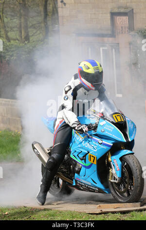 Chorley, Lancashire, Royaume-Uni. 7 avril, 2019. Hoghton Tower 43ème Sprint Moto. Rider 17 John Nichol de Lytham St Annes équitation BMW S 2010 RR1000 S1000RR, un moderne, superbike. Brûler des pneus et roues moto fumeurs sur la race track, moto sport burnout avec beaucoup de fumée et de caoutchouc. Banque D'Images