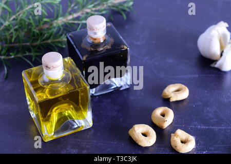 Petites bouteilles d'huile d'olive italienne et le vinaigre balsamique, produire à partir de la Fattoria La Vialla, à Castiglion Fibocchi Banque D'Images