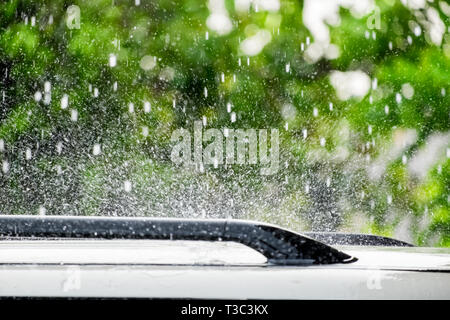 Les gouttes de pluie tombant sur le toit voiture Banque D'Images