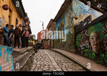 Collecte d'hommes en dehors de la restuarant Club Colombia sur Carrera 2, La Candelaria, Bogota, Colombie, du District de la capitale Banque D'Images