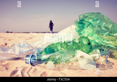 Bouteilles de plastique à gauche sur une plage par les touristes, selective focus, harmonisation des couleurs appliquées. Banque D'Images