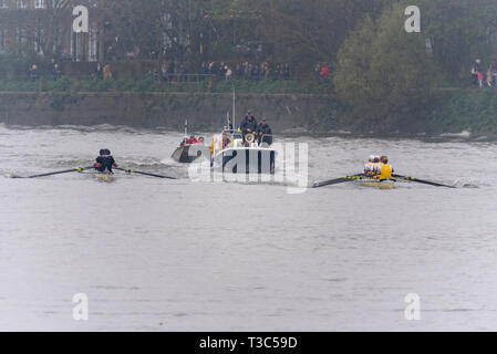 Men's réserver race Cambridge v Oxford Goldie v Isis à l'Université 2019 Course de bateau sur la ligne d'arrivée Mortlake, Londres, Royaume-Uni. Chase boats Banque D'Images