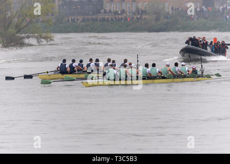 Oxford v Cambridge à l'Université 2019 Boat Race Course vers la ligne d'arrivée Mortlake, Londres, Royaume-Uni. Les équipes d'aviron course de bateaux sur la Tamise Banque D'Images