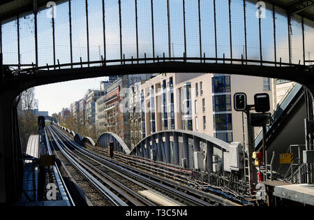 Voir l'ouest à partir du niveau de la plate-forme à la station de métro Chevaleret ligne 6, montrant les voies d'exécution sur un viaduc en fer au-dessus de Bvd Vincent Auriol Banque D'Images