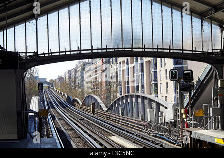 Voir l'ouest à partir du niveau de la plate-forme à la station de métro Chevaleret ligne 6, montrant les voies d'exécution sur un viaduc en fer au-dessus de Bvd Vincent Auriol Banque D'Images