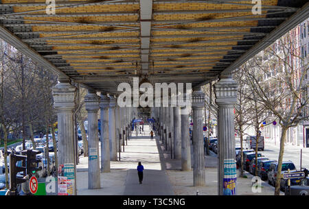 Vue de l'ouest ci-dessous niveau de la voie à la station de métro Chevaleret ligne 6, montrant les voies d'exécution sur un fer à repasser et viaduc en brique au-dessus de Bvd Vincent Auriol Banque D'Images
