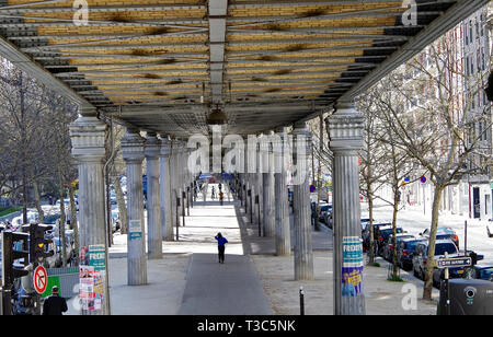 Vue de l'ouest ci-dessous niveau de la voie à la station de métro Chevaleret ligne 6, montrant les voies d'exécution sur un fer à repasser et viaduc en brique au-dessus de Bvd Vincent Auriol Banque D'Images