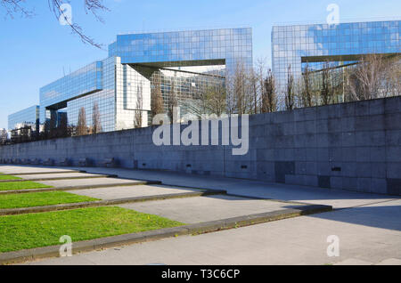 Bâtiments pour divers bureaux du gouvernement, tous vêtus de verre réfléchissant, surplombant le Parc André Citroën, qu'ils ne font rien pour améliorer. Banque D'Images