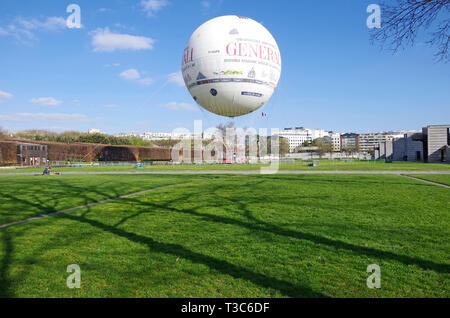 Le Ballon Generali, un ballon hélium captif, qui est une attraction touristique et la thésaurisation de la publicité dans le Parc André Citroën, Paris France. Banque D'Images