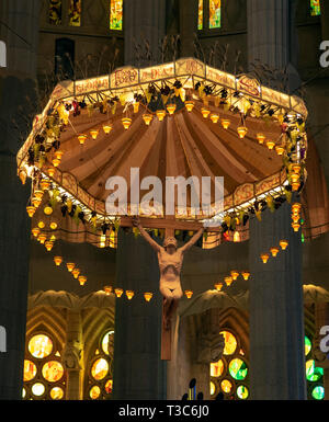 Barcelone, Espagne, 14 mars 2019.Un fragment de l'intérieur de la célèbre Sagrada Familia. crucifixion du Christ. Banque D'Images