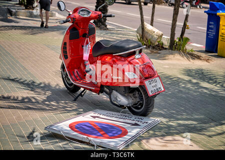 Le stationnement illégal. Moto garée sur le trottoir après avoir démoli le no parking sign. La Thaïlande, en Asie du sud-est Banque D'Images