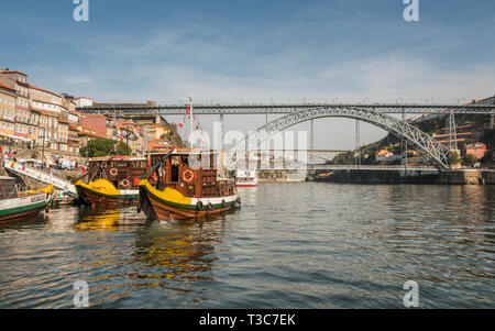 Les bateaux traditionnels utilisés pour transporter la précieuse cargaison de barils de port sur la rivière Douro, à Porto, Portugal Banque D'Images