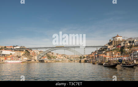 Les bateaux traditionnels utilisés pour transporter la précieuse cargaison de barils de port sur la rivière Douro, à Porto, Portugal Banque D'Images