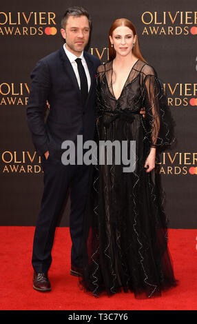 Hadley Fraser et Rosalie Craig sont vus sur le tapis rouge lors de l'Olivier Awards 2019 avec Mastercard au Royal Albert Hall à Londres. Banque D'Images